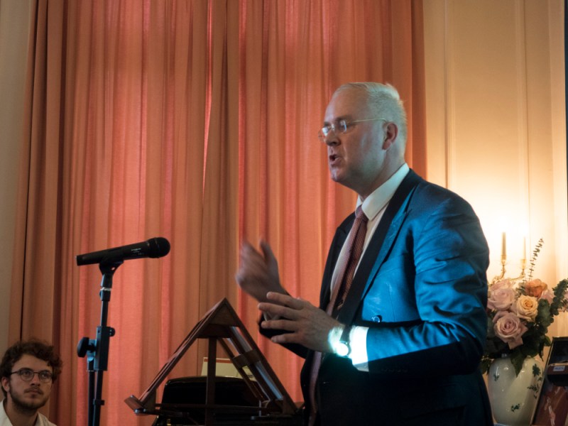 Boekpresentatie schilder J.B. Discart (1855-1940) aan de Oostenrijkse ambassadeur in&nbsp;Nederland