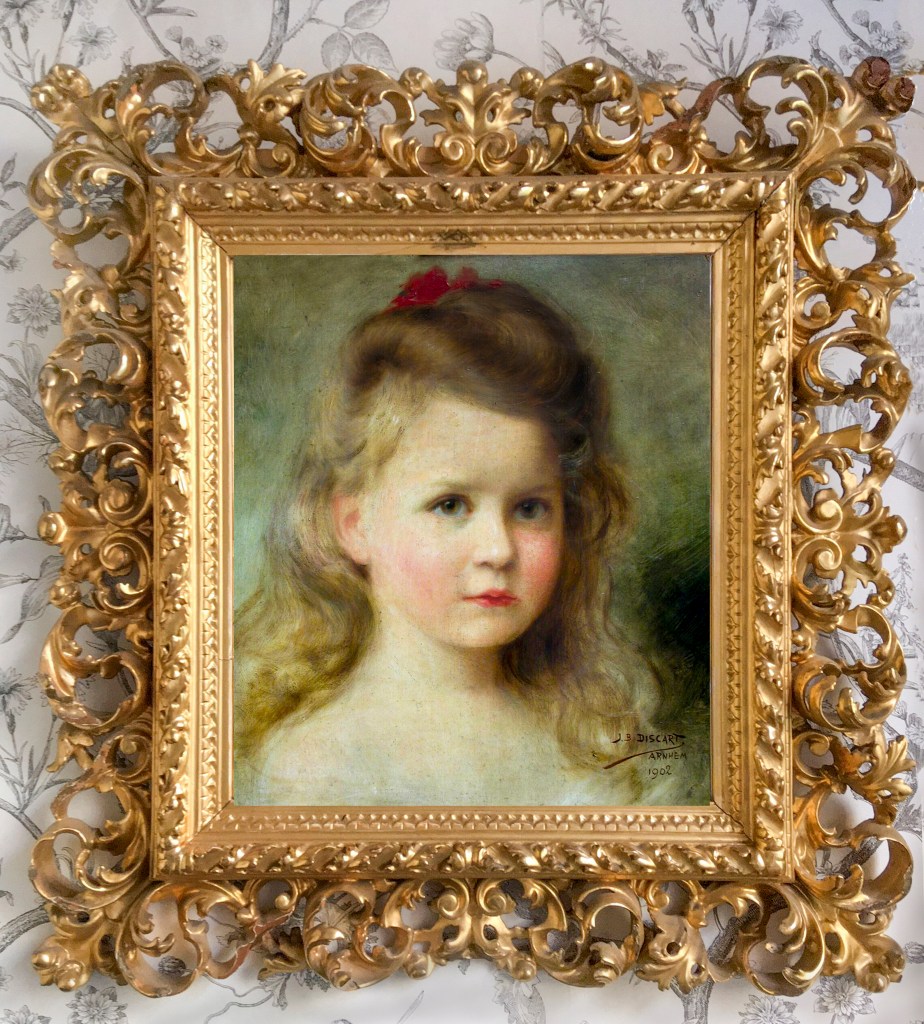 Afbeelding met binnen, spiegel, foto, tafel
Automatisch gegenereerde beschrijving