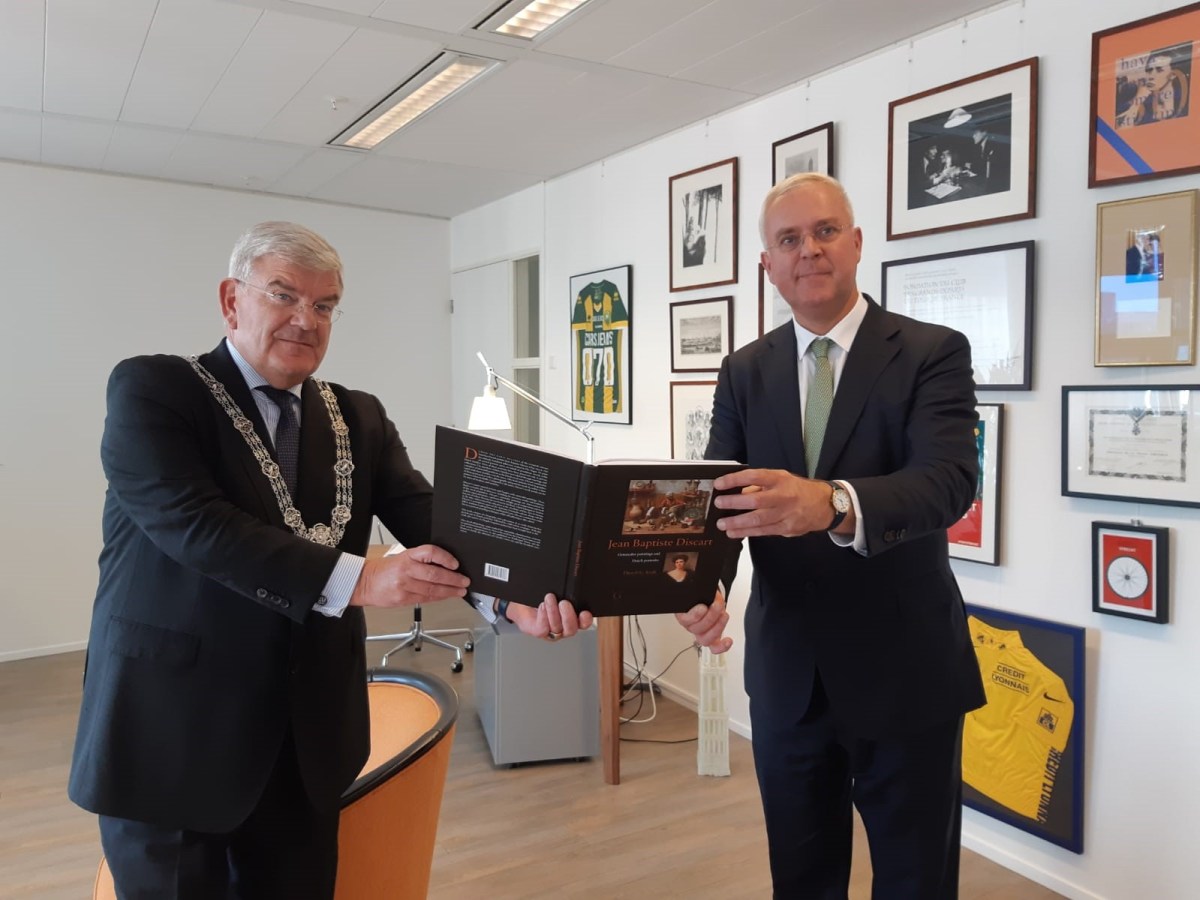First book of the English edtion presented to the Mayor of The&nbsp;Hague